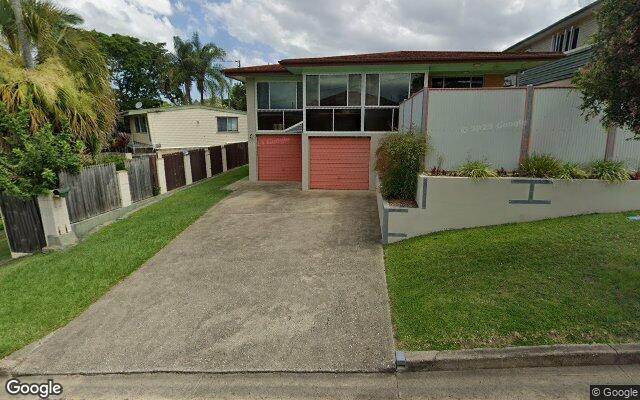 Driveway parking, three minutes walk to buses to City/Southbank or Great Circle Line/Hypermarket