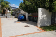 Great inner city parking, close to bus stop to the CBD and Morningside train station. Safe driveway.
