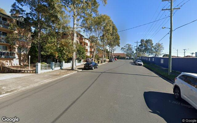 Quick parking spot close to Hospital, School, Station and Light rail
