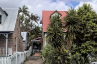 Milton hot spot, 5 minute walk from train station, Suncorp Stadium and connecting busses to CBD.