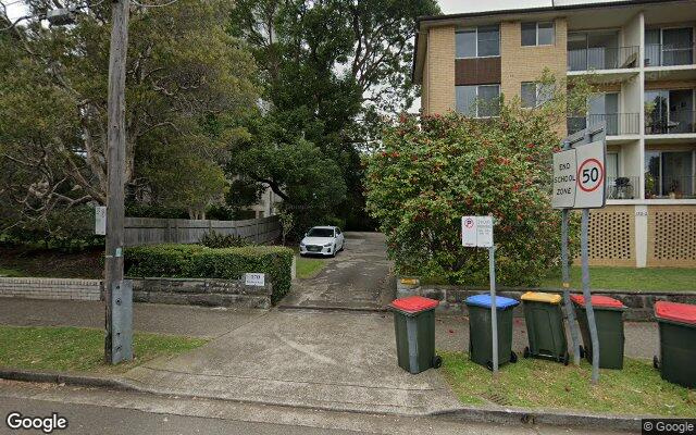 Great parking close to the cbd. 2 minute walk to the bus stop, 8minutea drive to the cbd
