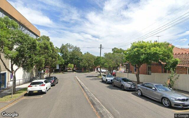 5 minute walk to Metro and North Sydney CBD!
