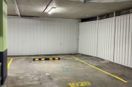 Mascot central Indoor lot  50 meters to WWS!Extremely spacious