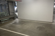 Docklands - Indoor Parking Close to Shopping Area / P613