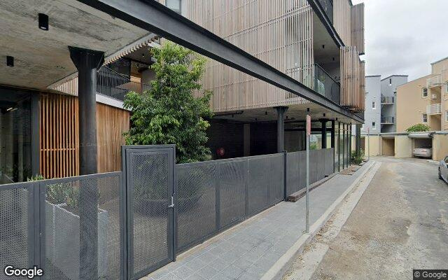 Undercover - 5 mins walk to Bondi Beach -  across the road from 379 bus direct to BJ