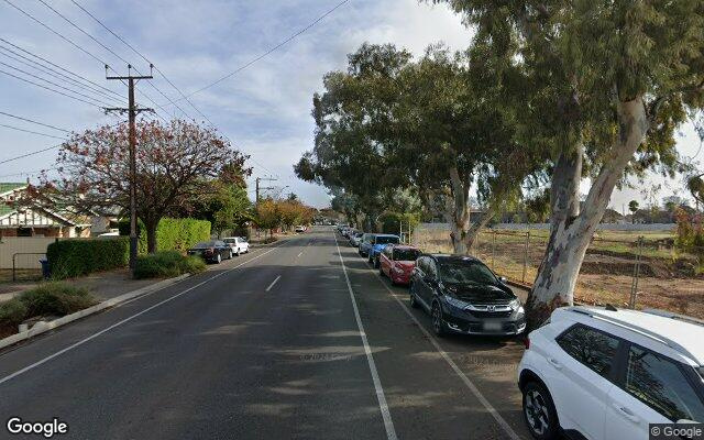 Great spacing 9 mins away from city by bus and 8 mins away from glenelg and 2 mins away from bus sto