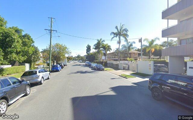 Beachside Apartment Parking central and close to GC Hospital.