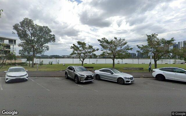 Great parking 2 minut away from train station