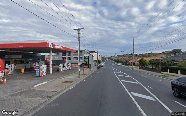 Safe Off-Street Driveway Parking next to Tram to City and Bus to Railway Stations