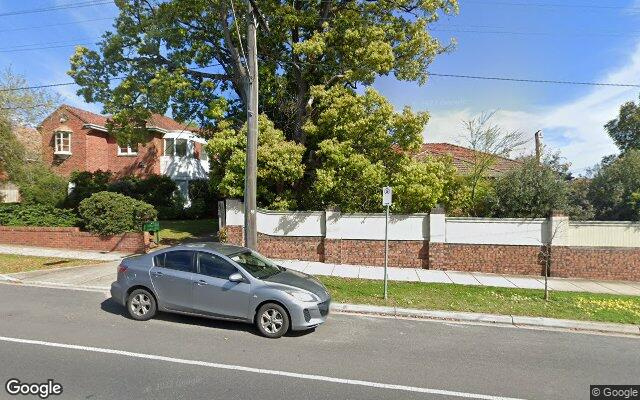 Secure off road parking 10 min walk to Elsternwick train station direct to Flinders / Southern cross