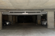 Bondi Beach private remote access security Parking 5 minutes to Beach and shopping hub.