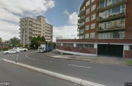 Located close to shops and 200m to buses to the city.
