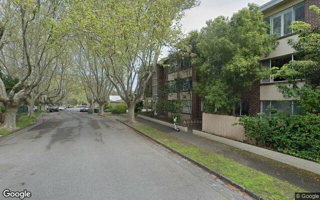 Elwood - Safe Hidden Lot close to Public Transport 