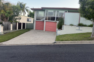 Driveway parking, three minutes walk to buses to City/Southbank or Great Circle Line/Hypermarket