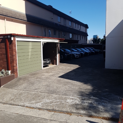 Lockup garage in harbourside dress circle