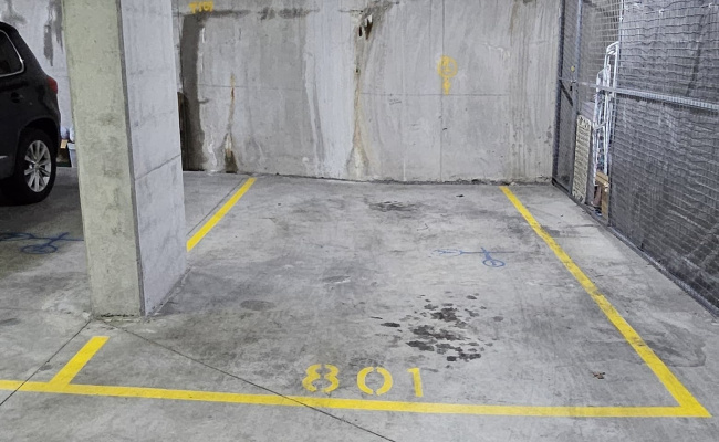 Great parking right next to Crows Nest Metro and 5 min walk to St. Leonards train station