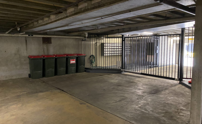 Secure BENNETT ST parking in heart of CBD, by free bus route into city centre - remote access & CCTV