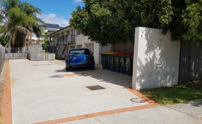 Great inner city parking, close to bus stop to the CBD and Morningside train station. Safe driveway.