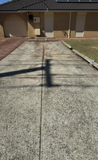 Close to Airport! Open Driveway, Park & Go.