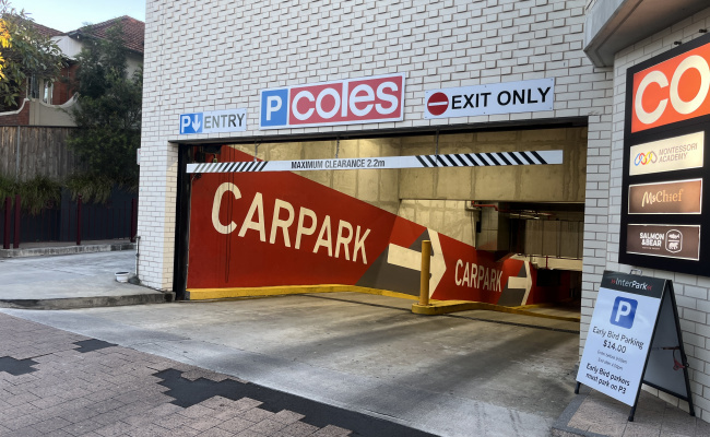great, safe and spacious car park, 5mn walking distance to crowsnest station.