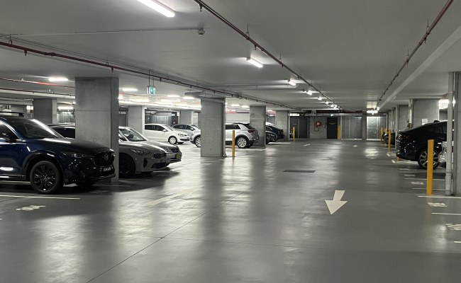 great, safe and spacious car park, 5mn walking distance to crowsnest station.