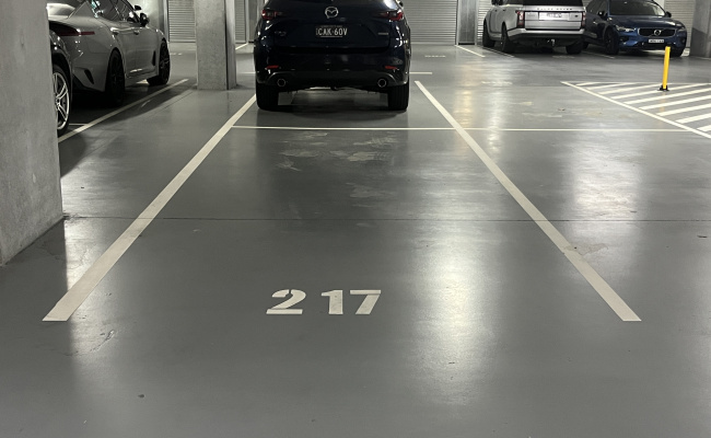 great, safe and spacious car park, 5mn walking distance to crowsnest station.