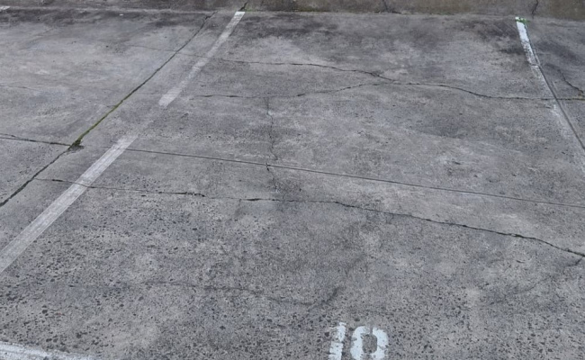Ideal parking space in a block of apartments. Right next to tram 58 and bus 503 stops.