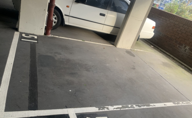 Great Parking Space near CBD, tram stop and bus stop
