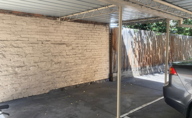 Easy access parking space in Armadale. 4-minute walk to train station and trams (no. 5, 6 & 64)