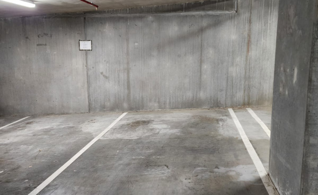Spacious parking spot in the heart of Box Hill, near hospital, institute, park, shopping centre