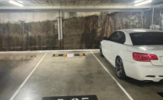 Luxury building Secure Car Space, 2 Min to St Leonards Station, Remote Access