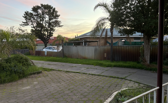 Spacious & secure parking 12km to CBD, 7km to airport