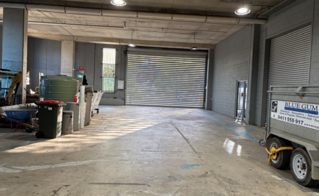 Undercover quiet warehouse garage. Swipe card for 24 7 access incl