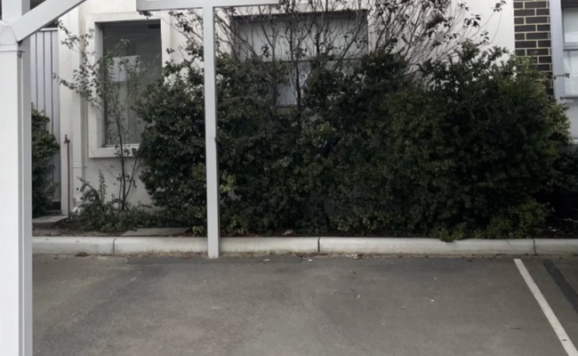 Easy no fuss access, safe area. Bus stop metres away, close to train station & freeway.