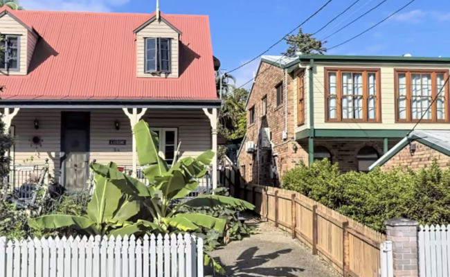 Milton hot spot, 5 minute walk from train station, Suncorp Stadium and connecting busses to CBD.