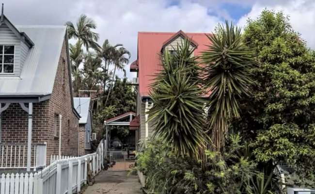 Milton hot spot, 5 minute walk from train station, Suncorp Stadium and connecting busses to CBD.