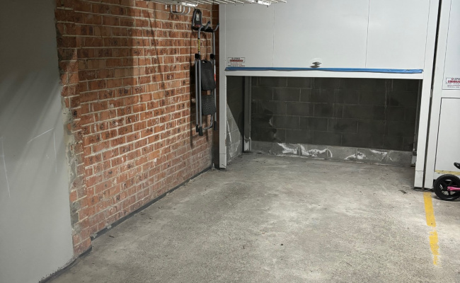 Secured parking space with bonnet storage 350mt from Bondi Beach