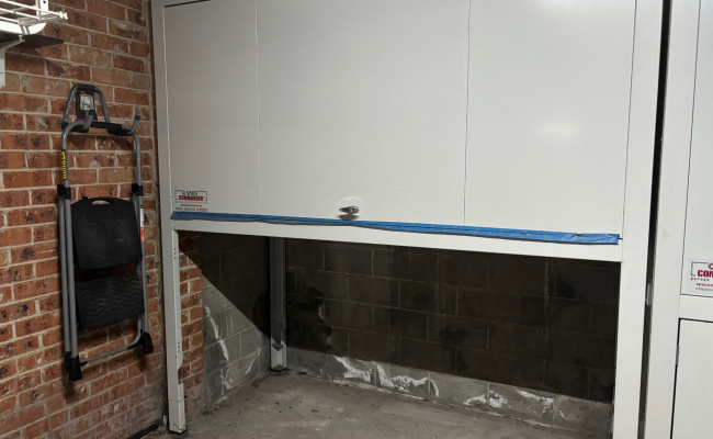 Secured parking space with bonnet storage 350mt from Bondi Beach