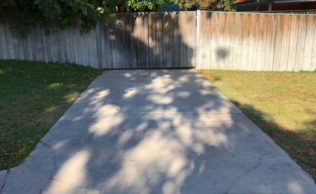 2 mins from Stirling Hwy, shaded quiet driveway