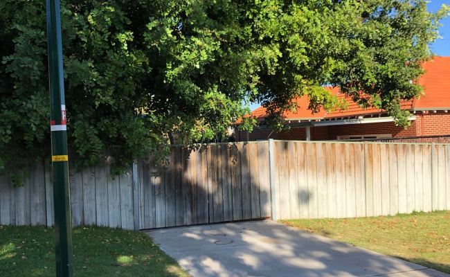 2 mins from Stirling Hwy, shaded quiet driveway