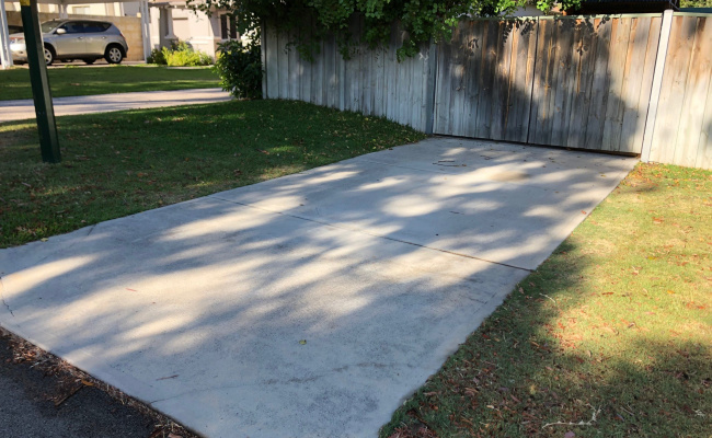 2 mins from Stirling Hwy, shaded quiet driveway