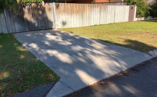 2 mins from Stirling Hwy, shaded quiet driveway