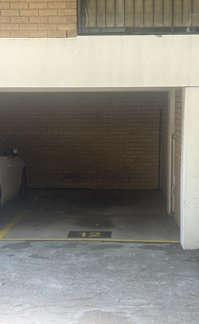 Great parking close to the cbd. 2 minute walk to the bus stop, 8minutea drive to the cbd