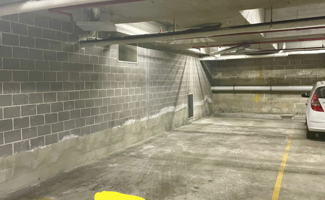 Tandem car space for rent - Walking distance to Strathfield and Homebush Stations