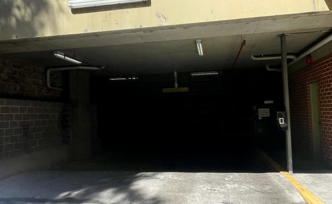 Tandem car space for rent - Walking distance to Strathfield and Homebush Stations