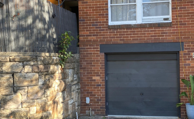 5 minute walk to Metro and North Sydney CBD!