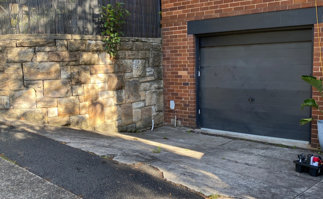 5 minute walk to Metro and North Sydney CBD!