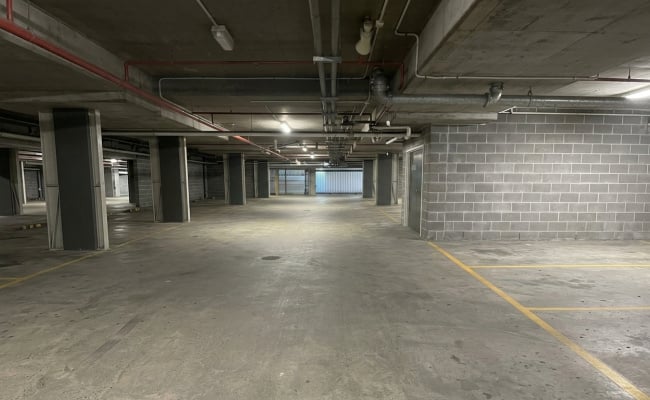 Near Victoria Cross station cozy north sydney parkspace - no apartment access