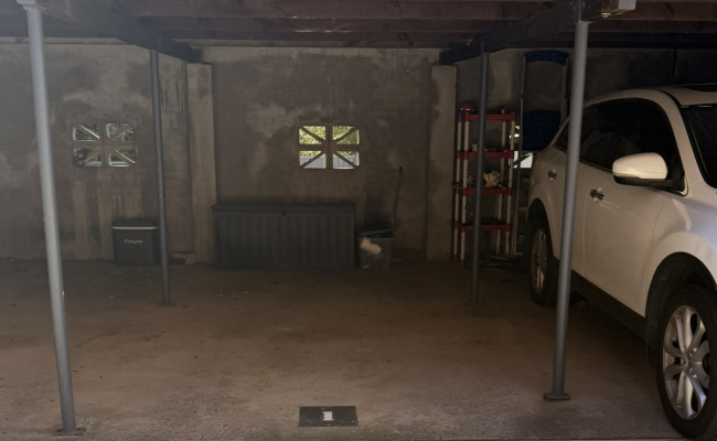 Coogee Carport - 5 minute walk from the beach & Coogee Bay Road