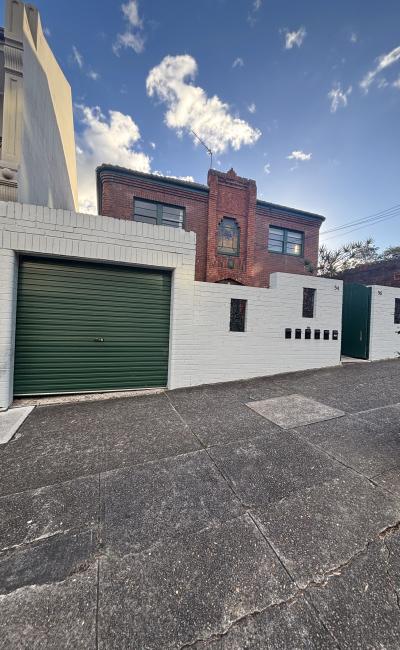 Great lock up garage at McMahons point (ferry) near north sydney (train, metro)